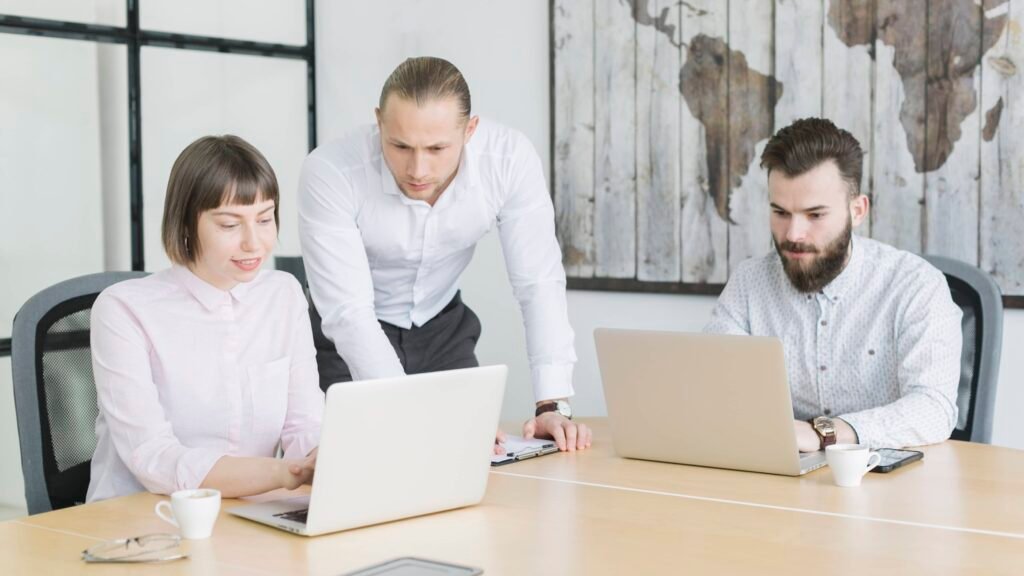 Des experts SEO travaillant sur un projet