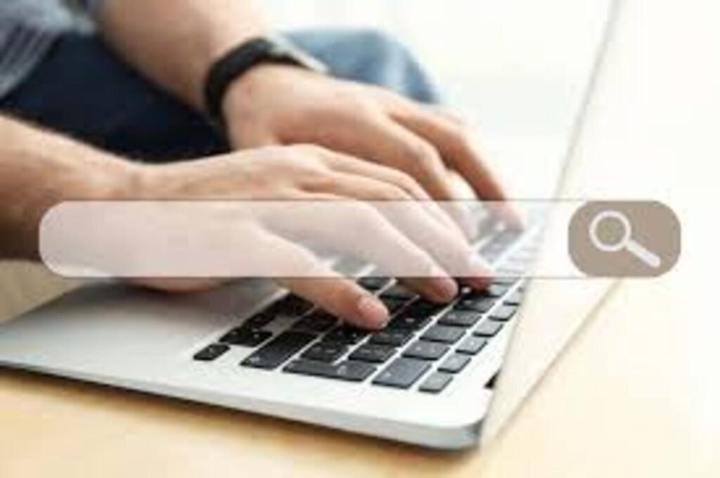 Internaute faisant des recherches de sur internet