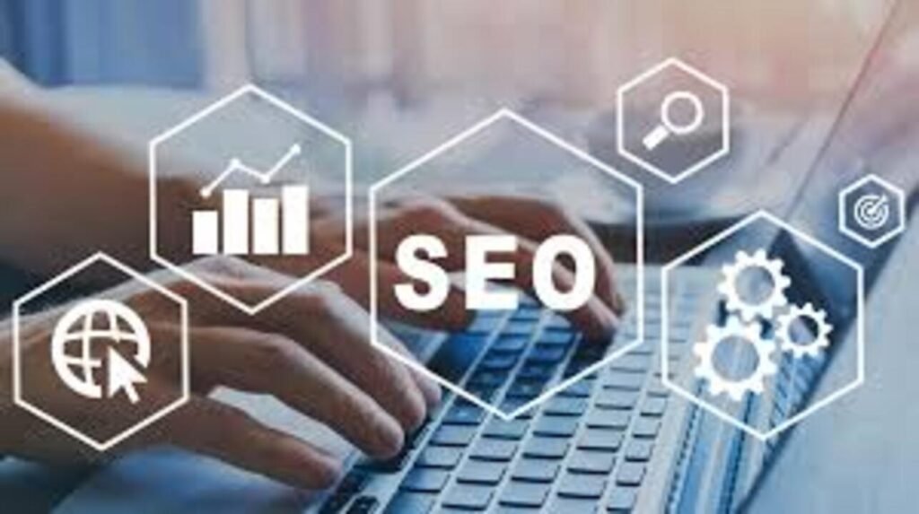 Homme assis faisant des recherches de consultant SEO sur le web avec son ordinateur